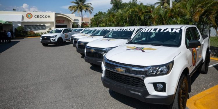 Entregan 13 camionetas al Ceccom para reforzar lucha contra el comercio ilícito