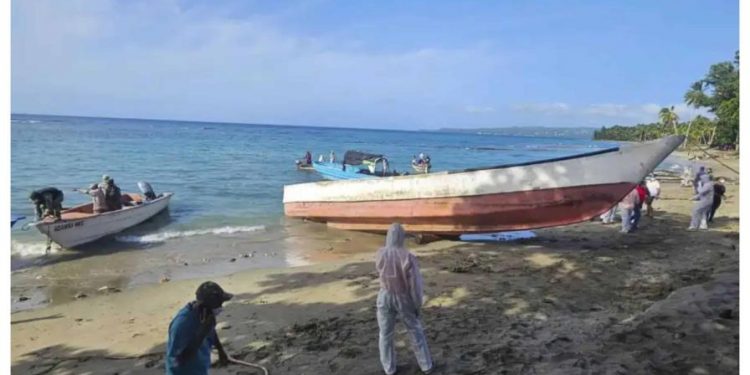 Barco africano hallado en RD salió con 77 migrantes a bordo, cuatro de ellos de menores