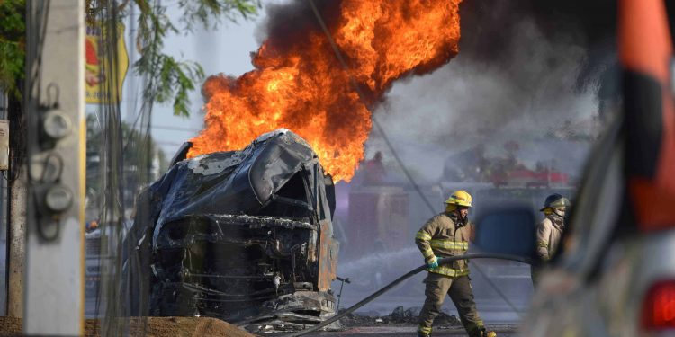 Camión tanquero se incendia en la autopista Duarte y otros vehículos cogen fuego
