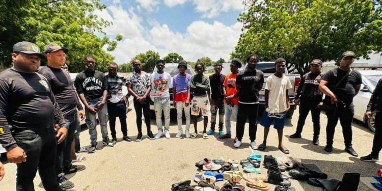 Someten a uno de 15 haitianos que alegadamente formaban banda que asaltaba a camioneros en Santiago