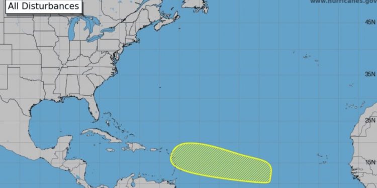 Vigilan zona en el Atlántico que podría convertirse en disturbio tropical