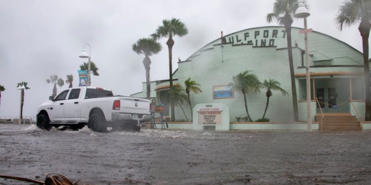 Debby se convierte en huracán categoría 1 en su camino hacia Florida