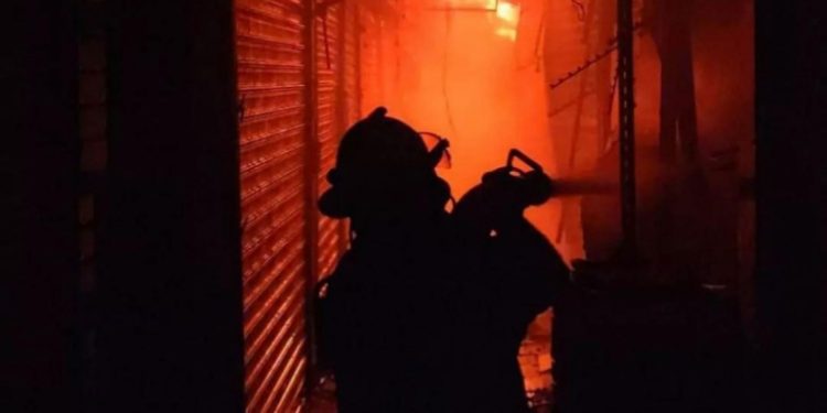 Incendio en Mercado Modelo de Santiago deja pérdidas millonarias