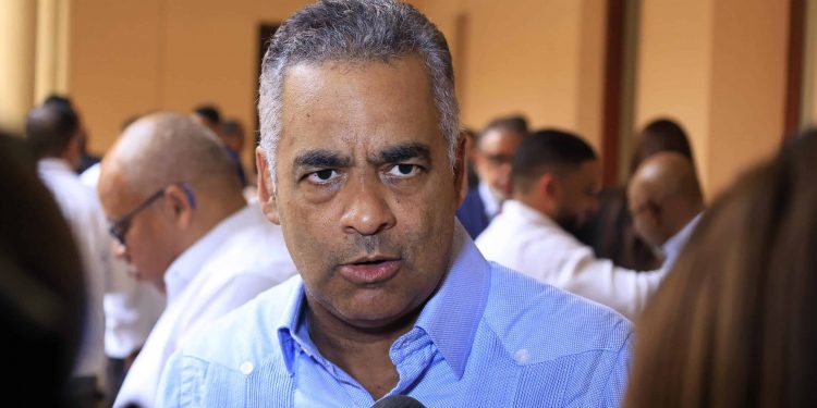 Joel Santos dice que se está trabajando para resolver los apagones y pide paciencia a la población