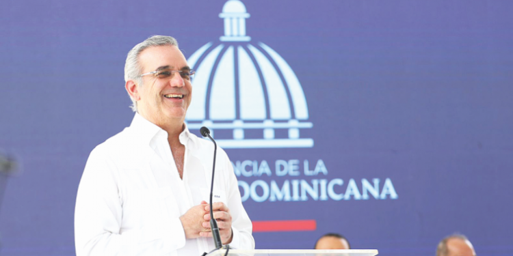 Abinader asumirá su segundo mandato decidido a reformar Constitución