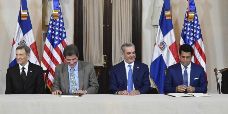 Gobierno firma acuerdo de Cielos Abiertos con Estados Unidos