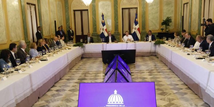 El presidente Luis Abinader se reúne con embajadores para presentarles logros en compras públicas