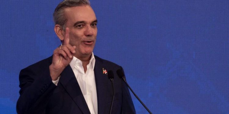 Abinader mide el pulso de sus reformas en WhatsApp