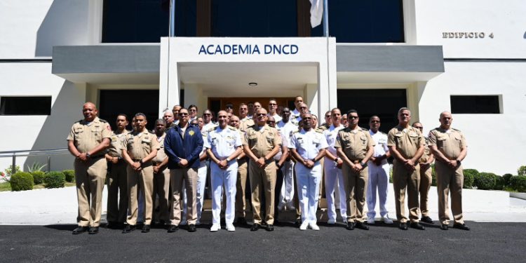 Ministro de Defensa aborda con DNCD temas sobre crimen organizado y narco