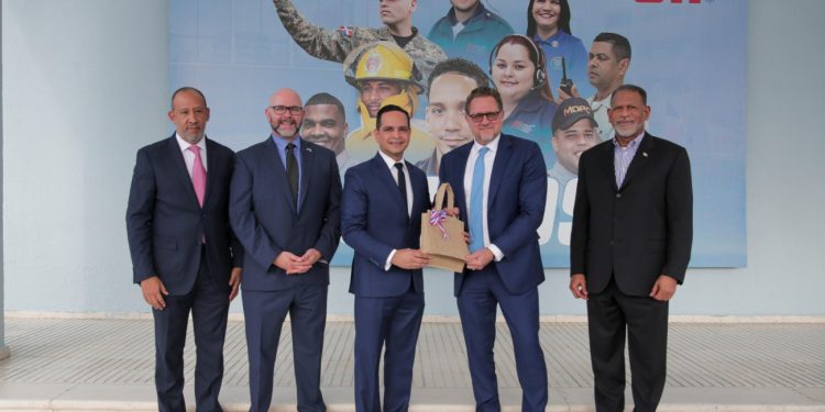 El sistema 911 recibe visita subsecretario adjunto del Programa INL del Gobierno de los EE. UU.