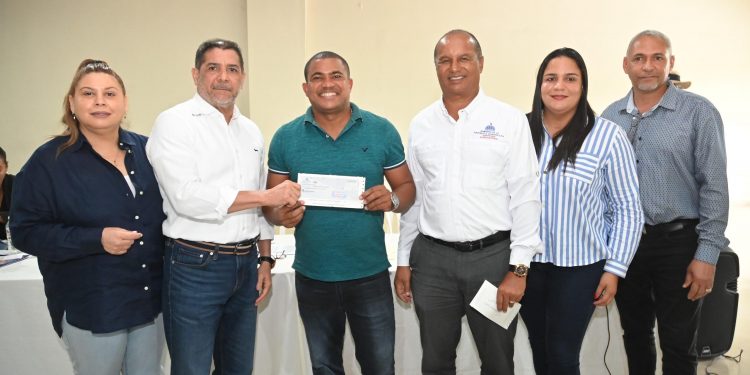 Limber Cruz entrega más de 50 millones a productores de San Francisco de Macorís