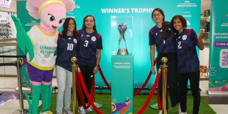 Santiago recibe con entusiasmo el trofeo del Mundial Sub-17