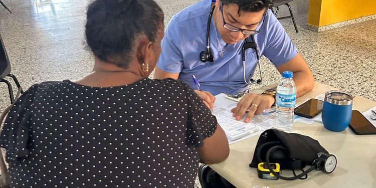 Alcaldía de Santiago realiza operativos médicos en La Otra Banda y Villa Liberación, beneficiando a más de 200 personas