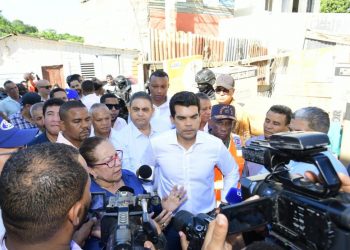 Gobernación Santiago e INAPA van en apoyo de las familias que perdieron sus hogares fruto de un incendio en el Barrio Los Santos Abajo