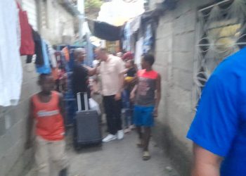 Alcalde Ulises Rodríguez brinda apoyo a las familias afectadas por incendio en el Barrio Los Santos