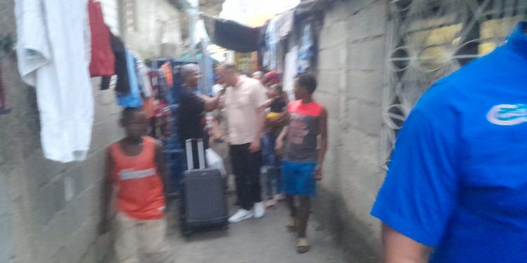 Alcalde Ulises Rodríguez brinda apoyo a las familias afectadas por incendio en el Barrio Los Santos