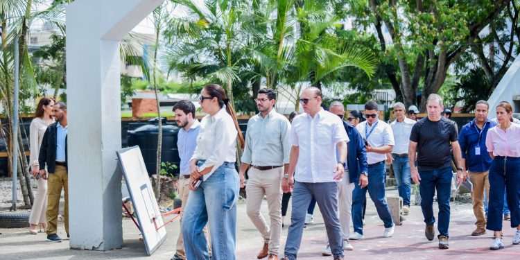 Alcalde Ulises Rodríguez supervisa avances en la renovación del parque de Villa Olga