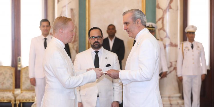 Presidente Abinader recibe cartas credenciales de siete nuevos embajadores en el país