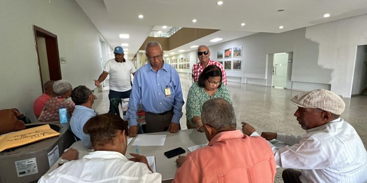 Agrónomos acuden a las urnas a votar