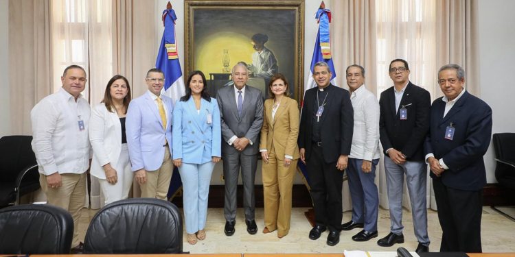 Vicepresidenta Raquel Peña se reúne con miembros Cámara de Comercio La Vega analizan prioridades de la provincia