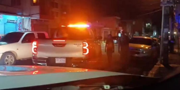 Agentes policiales vigilan en barrios del Distrito Nacional como parte de operativo contra el delito