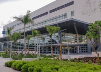 A partir de hoy solicitantes de visa a EE.UU. pueden entrar a la embajada con sus celulares