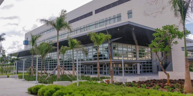 A partir de hoy solicitantes de visa a EE.UU. pueden entrar a la embajada con sus celulares