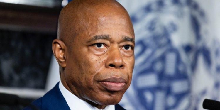 El alcalde de Nueva York, Eric Adams, se declara inocente de aceptar sobornos y contribuciones ilegales en su campaña