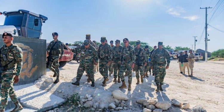 Ministro de Defensa supervisa trabajos verja perimetral de la frontera