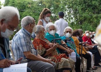 El 49 % de las personas mayores de 65 años depende de los ingresos de otros miembros del hogar