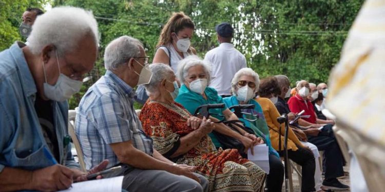 El 49 % de las personas mayores de 65 años depende de los ingresos de otros miembros del hogar