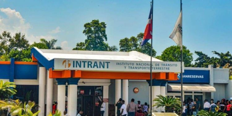 Intrant complace a transportistas y prohíbe paradas de motoconchos en avenidas