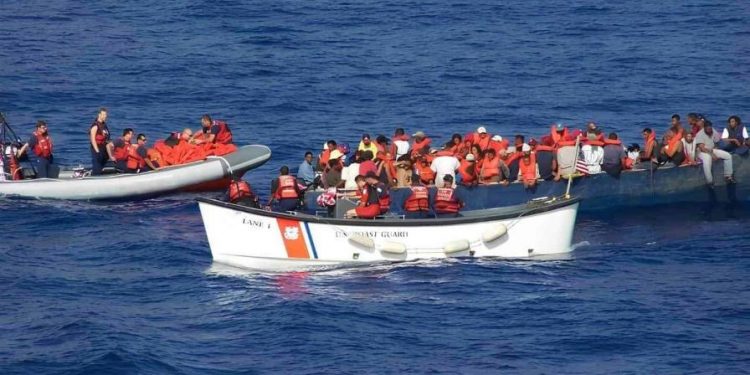 Rescatan 20 dominicanos de una embarcación que se hundía en el océano Atlántico