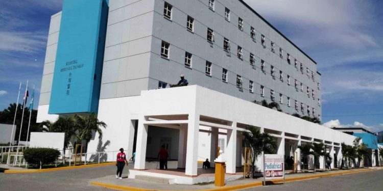 Trece personas siguen hospitalizadas por el impacto del camión en la carretera de Azua