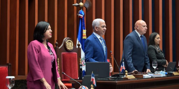 Senadores aprueban resolución busca reconocer triunfo de Edmundo en Venezuela