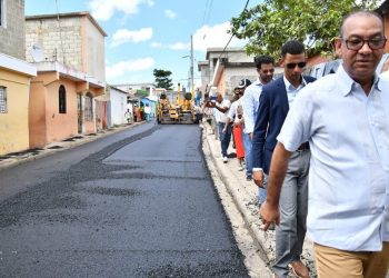 Deligne Ascención supervisa trabajos asfaltado y aceras y contenes en La Romana