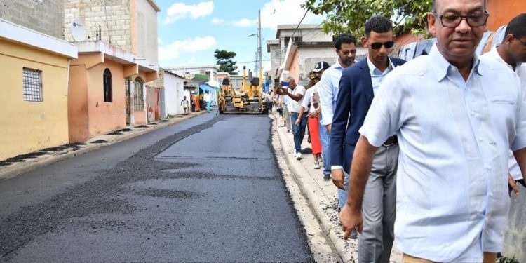 Deligne Ascención supervisa trabajos asfaltado y aceras y contenes en La Romana