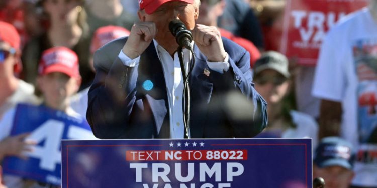 Arrestan a un hombre armado cerca de un mitin de Trump en EEUU