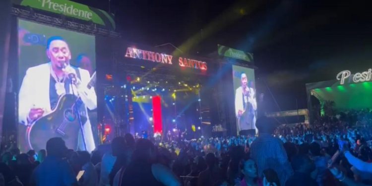 Anthony Santos reúne a miles de personas en el Faro a Colón "hasta las 15 de la mañana"