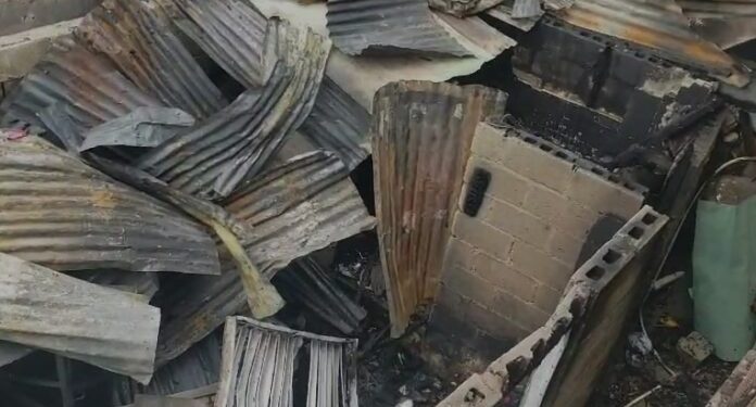 Varias viviendas resultan afectadas por incendio en Santiago