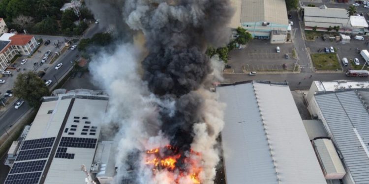 Dos bomberos resultaron afectados en incendio de fábrica en zona industrial de Santiago