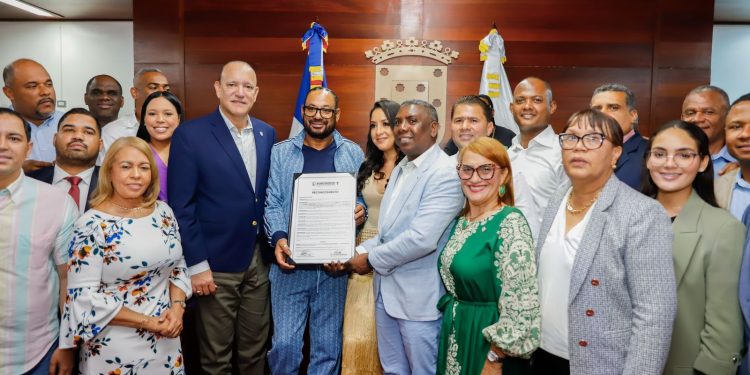 Sala Capitural de Santiago reconoce a Luis Vargas y Alberto Cruz como “Hijos Adoptivos” del municipio