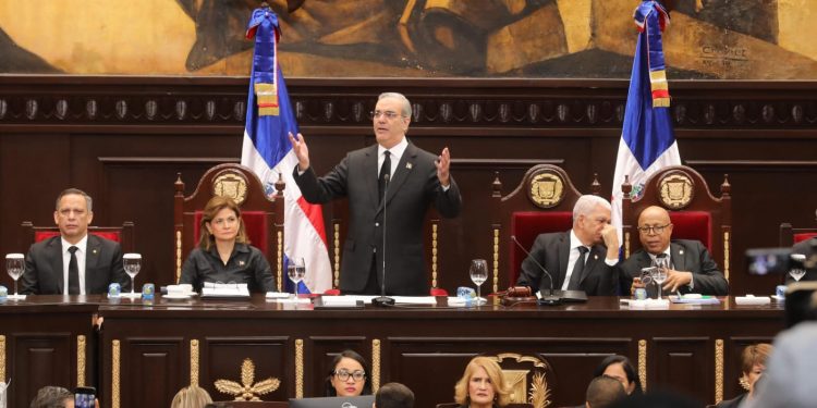 Luis Abinader pone fin a 180 años de continuismo con la nueva Constitución reformada proclamada hoy