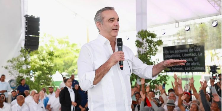 Abinader entrega títulos de propiedad en Sánchez Ramírez