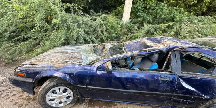 Padre muere y su hija desaparece tras caer vehículo en canal de riego en Santiago