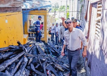 Alcaldía de Santiago y Gobierno Central auxilian a familias afectadas por incendio en Los Platanitos