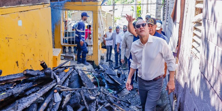 Alcaldía de Santiago y Gobierno Central auxilian a familias afectadas por incendio en Los Platanitos
