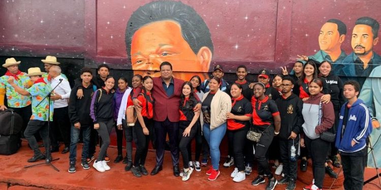 Dedican canción a gobernadora provincial Rosa Santos