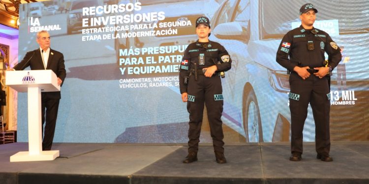 Presidente Abinader presenta la nueva imagen de la Policía Nacional