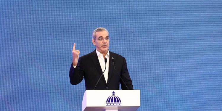 Luis Abinader informa que mantendrá cerrado el espacio aéreo con Haití